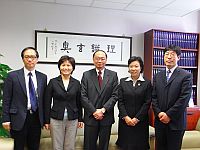 香港中文大學副校長黃乃正教授（中）與劉川生教授（右二）會面